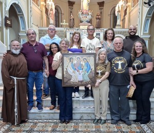 Paróquia recebe o ícone da Santíssima de Trindade, réplica artística de frei Sidney Machado