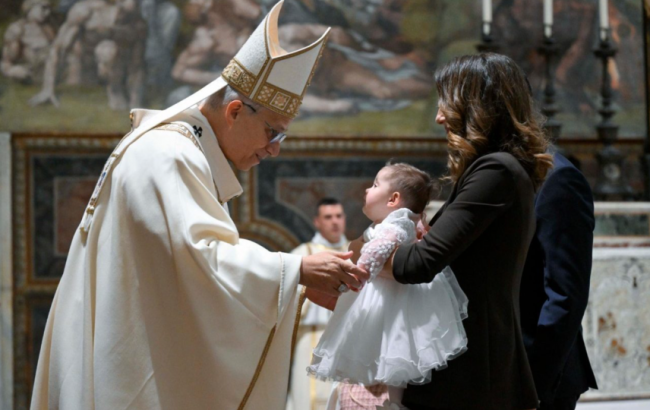 Papa batiza 20 crianças: a fé é um bem essencial para a vida