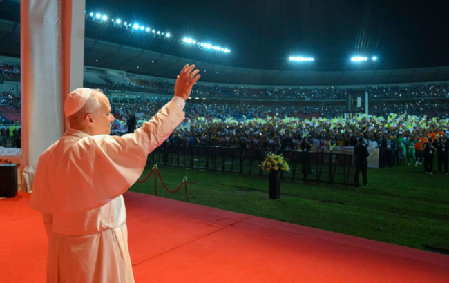 O Papa: a luz da caridade, cultivada nos lares e vivida na fé, pode transformar o mundo