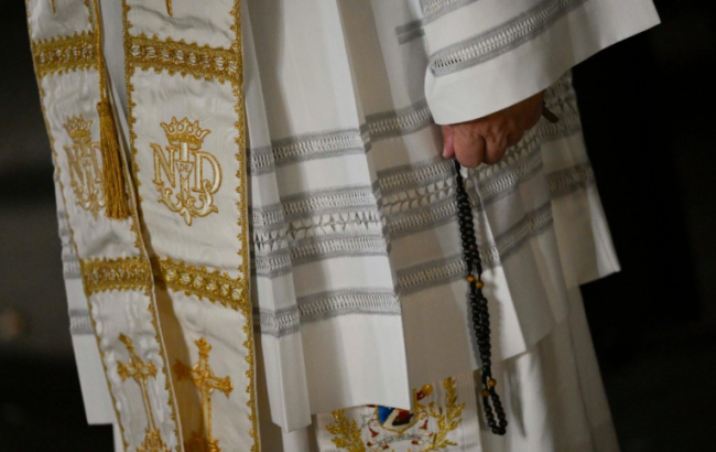 Papa reza o terço em Lourdes: Corramos com confiança em direção a Maria