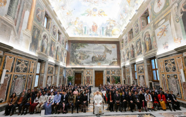 Papa a jovens líderes: Só quem cuida dos mais pequeninos pode fazer coisas grandes