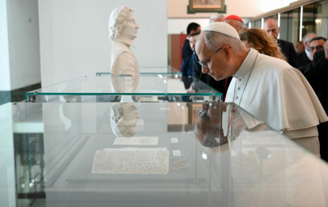 Papa aos universitários: sejam artesãos de paz, o rearmamento enriquece as elites