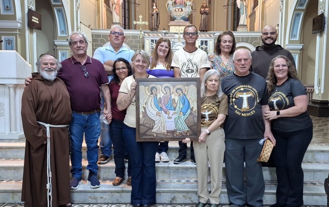 Paróquia recebe o ícone da Santíssima de Trindade, réplica artística de frei Sidney Machado